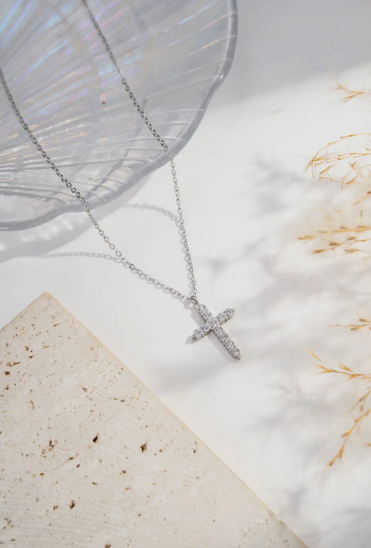 Collier Mía, pendentif croix cristaux brillants.✨