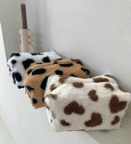 Trousse fausse fourrure motif cœurs