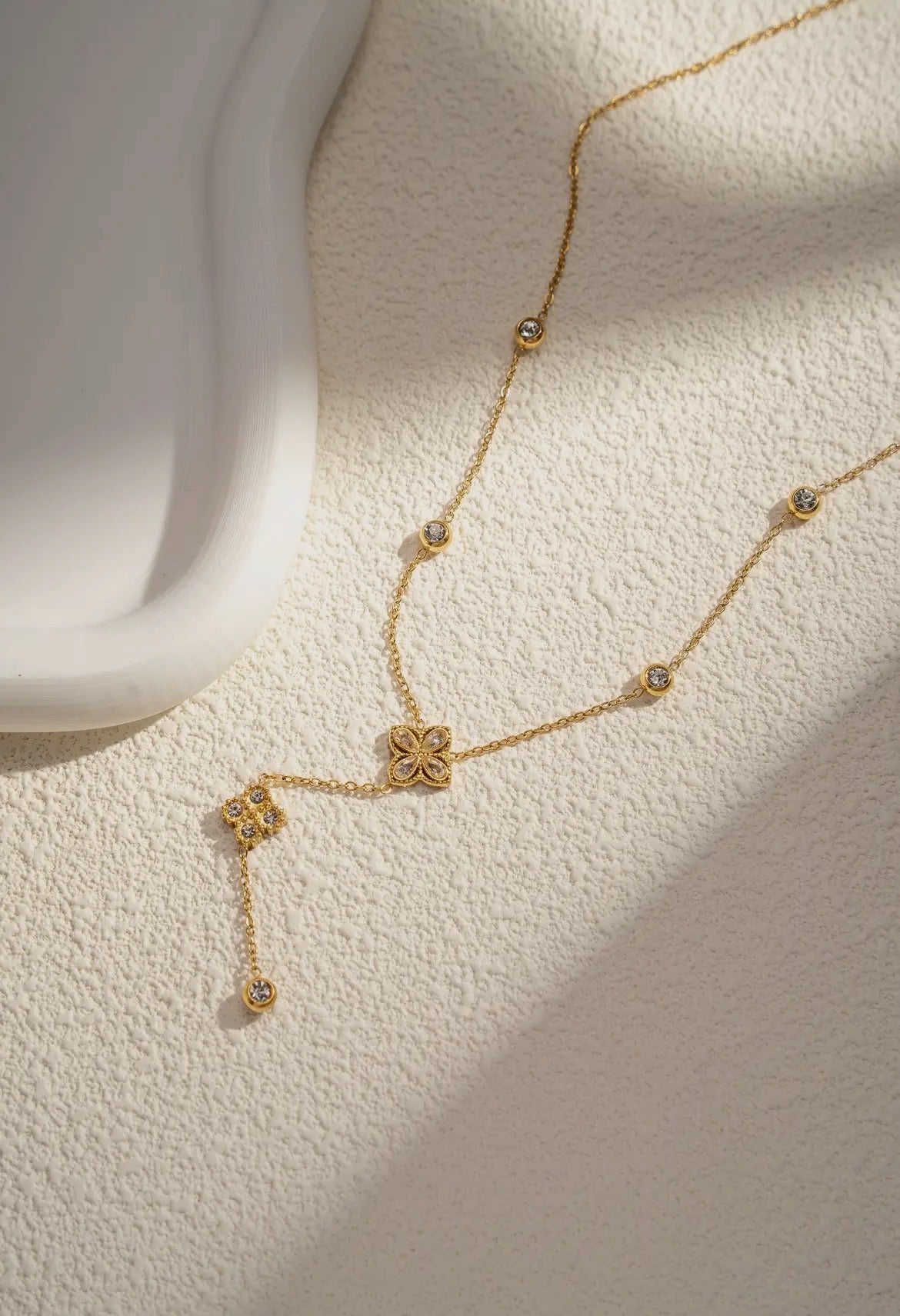 Collier Laura, trèfle orné de Crystal élégant✨